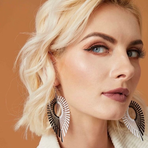 3/$30 🖤 Two Tone Geometric Earrings - Picture 5 of 5